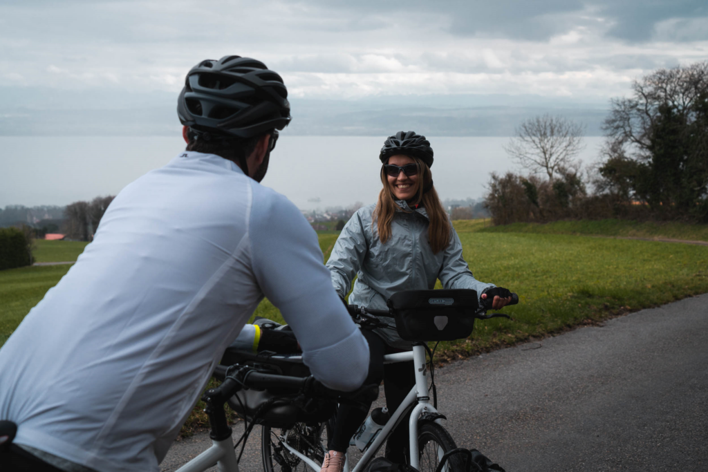 Zwei Leute mit Pedalmondo Fahrrädern auf der Fahrradtour
