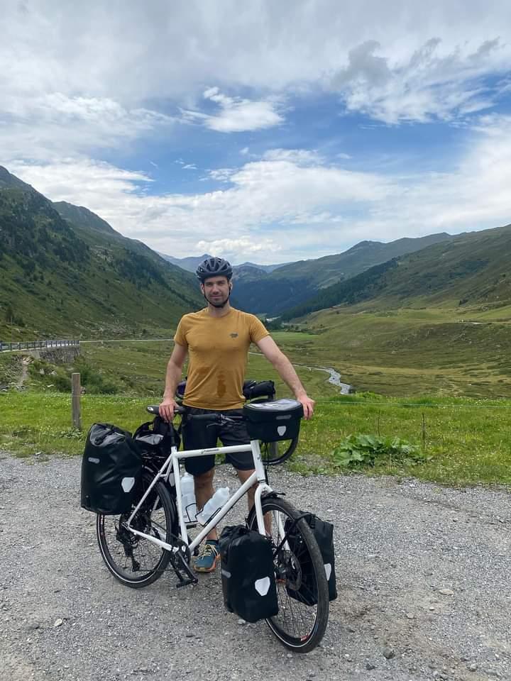 Bestens ausgerüsteter Kunde von Pedalmondo mit Tourenvelo inkl. Velotaschen im Engadin