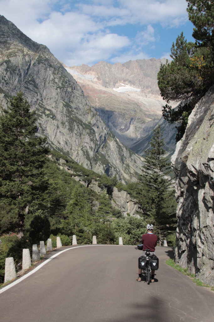 A Pedalmondo customer on the descent from the Grimsel Pass