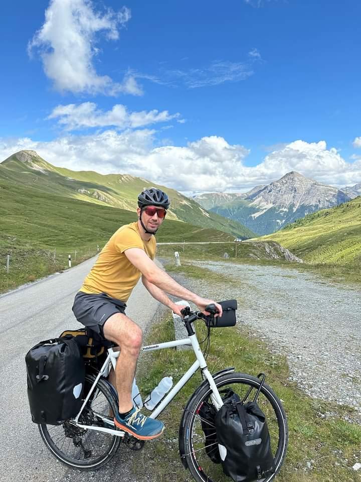 Classic luggage distribution with panniers - Proud Pedalmondo customer on a pass road in the Engadine