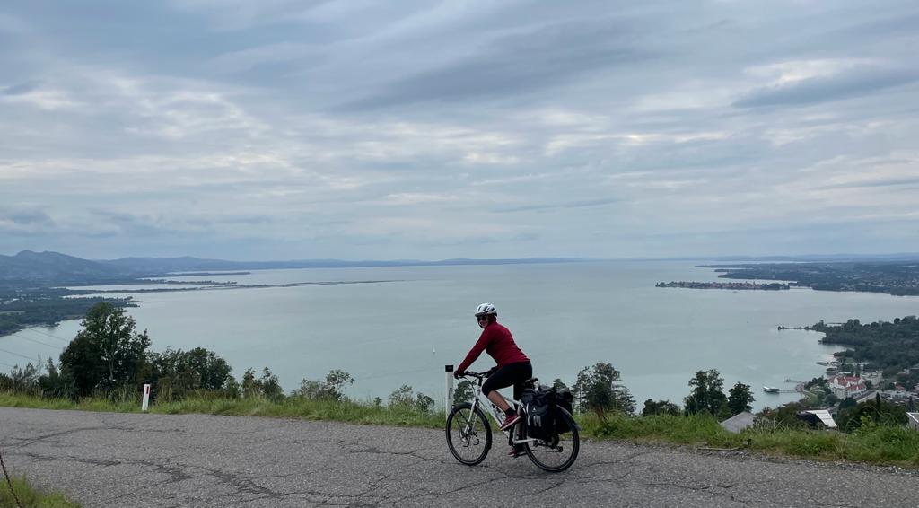 Outdoor feeling and adventure: through Switzerland on a touring bike from Pedalmondo.