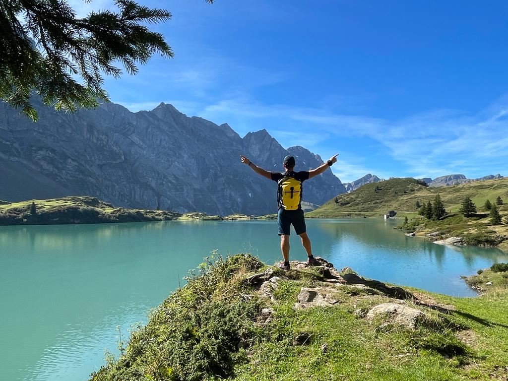 Alex in front of a swiss lake